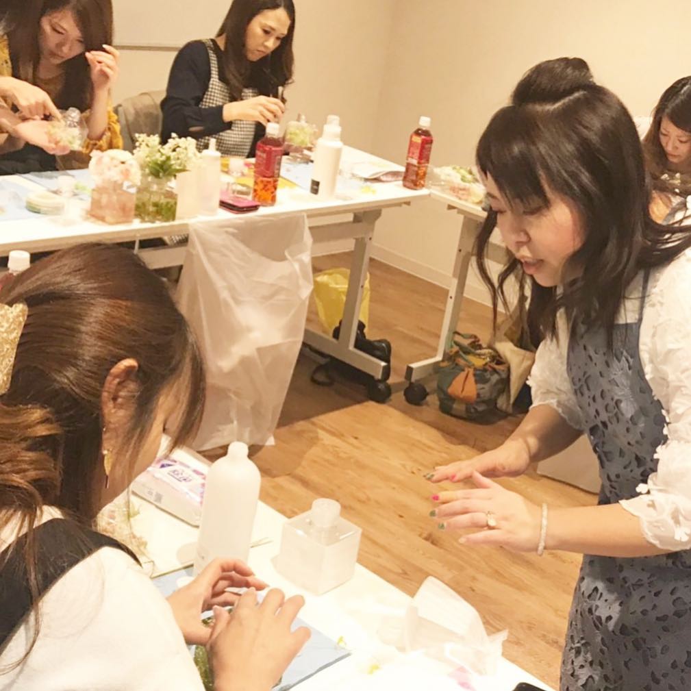 コミュセンです今日は、4/9(火)に開催されたハーバリウムワークショップの様子をご紹介します・・#ハーバリウム &#グルーデコ ☆#ミリス の平澤様が丁寧に教えて下さる様子がよく分かります・・ハーバリウムって一体何?!という方もいらっしゃるかも知れませんが、最近はよく雑貨屋さんとかで見かける機会も多いですよね。プリザードフラワーやドライフラワーをガラスボトルの中に入れて、専用のオイルに浸すことで、みずみずしい状態でお花や植物が楽しめる#インテリアフラワー 雑貨です(受け売り情報/笑)。・インスタ映え、フォトジェニック、と写真に収めるのももちろんですが、お部屋にひとつ置いて置くだけで癒されます・ちなみに、私は祖母の退院祝いに送ったことがあります。・ご興味持たれた方はこちらへ!→→ @cal_mina ・・‧✧̣̥̇‧✦‧✧̣̥̇‧✦‧✧̣̥̇‧✦‧✧̣̥̇‧✦‧✧̣̥̇‧✧̣̥̇͡° ͜ ʖ ͡° ) what?コミュセン過去の投稿→@commucen‧✧̣̥̇‧✦‧✧̣̥̇‧✦‧✧̣̥̇‧✦‧✧̣̥̇‧✦‧✧̣̥̇‧✧̣̥̇・#コミュセン舞多聞 は#神戸市 #垂水区 の#舞多聞100年の杜 に地域の#コミュニティセンター としてOPENしました。#おしゃれ な街 #神戸 の新しいベッドタウン #舞多聞。明石海峡 を臨む 木の温もり が心地いい #レンタルスペース です。・様々な イベント や 習い事 など様々な用途に、気軽に使って下さいね♬︎皆様の#ライフスタイル がより彩りある豊かなものになりますように⋆。˚✩ 。・☆例えばこんな使い方…#クッキング教室 #お料理教室 #ダンス #リトミック #ヨガ #ストレッチ #面接 #セミナー #ハンドメイド #パーティ #コーラス #楽器の練習 #フリーマーケット などなどその他、皆様の新しい#コミュセン の使い方、大募集です!・2月からは、#託児ルーム #もりのおうち in コミュセン も併設しています。「ちょっと習い事の間だけ…」「お買い物や美容院、病院に行きたい」「保育園や幼稚園へいく練習に」など、お気軽にご利用下さいね♪。.:*・♬*.*・゚お問い合わせはこちら.゚・*.【TEL】078-785-6613(コミュセン・託児所共用)【MAIL】Info@commucen.com(コミュセン)info@morinouchi.com(もりのおうち)