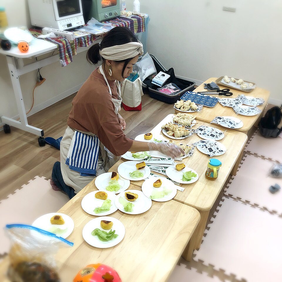 こんにちはコミュセンです*なんと会議室3でお料理教室トースターで焼けちゃう、おうち#パン作り 🥖🥐そして、#手形アート とのコラボイベントをして頂きました️*@recimier 様@tiny.mate 様ありがとうございました今度はぜひ、クリスマスイベントをして下さると嬉しいですね*トースターだけで出来ちゃうミイラパンが可愛すぎます(5枚目)そして手形と足形でカボチャとお化けができちゃうなんて、素晴らしい(2枚目)*とっても楽しくて美味しそうなイベントでした事務所にまでいい香りが~🤤*#ハロウィン #ハロウィン子ども ・‧✧̣̥̇‧✦‧✧̣̥̇‧✦‧✧̣̥̇‧✦‧✧̣̥̇‧✦‧✧̣̥̇‧✧̣̥̇͡° ͜ ʖ ͡° ) what?コミュセン過去の投稿→@commucen‧✧̣̥̇‧✦‧✧̣̥̇‧✦‧✧̣̥̇‧✦‧✧̣̥̇‧✦‧✧̣̥̇‧✧̣̥̇・#コミュセン舞多聞 は#神戸市 #垂水区 の#舞多聞100年の杜 に地域の#コミュニティセンター としてOPENしました。#おしゃれ な街 #神戸 の新しいベッドタウン #舞多聞。明石海峡 を臨む 木の温もり が心地いい #レンタルスペース です。・様々な イベント や 習い事 など様々な用途に、気軽に使って下さいね♬︎皆様のライフスタイルがより彩りある豊かなものになりますように⋆。˚✩ 。・☆例えばこんな使い方…#お料理教室 #ダンス #リトミック #ヨガ #面接 #セミナー #会議 #ハンドメイド #コーラス #楽器練習 #フリーマーケット などなどその他、皆様の新しい#コミュセン の使い方、大募集です!・また、コミュセンは#託児ルーム #もりのおうち in コミュセン も併設。「ちょっと習い事の間だけ…」「お買い物や美容院、病院に行きたい」「保育園や幼稚園へいく練習に」誰でもいつでも、お気軽にご利用頂けます♪。.:*・♬*.*・゚お問い合わせはこちら.゚・*.【TEL】078-785-6613(コミュセン・託児所共用)【MAIL】Info@commucen.com(コミュセン)info@morinouchi.com(もりのおうち)・・#神戸ママ #垂水ママ #神戸っ子